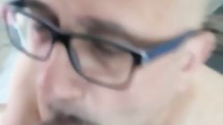 Max marito cuckold intento a succhiare un cazzone nero