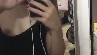 Bella adolescente che mostra le sue tette su uno specchio