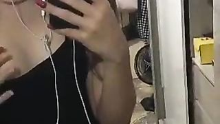 Bella adolescente che mostra le sue tette su uno specchio