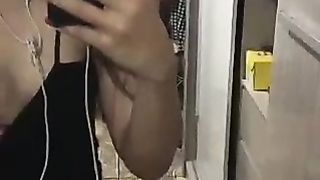 Bella adolescente che mostra le sue tette su uno specchio