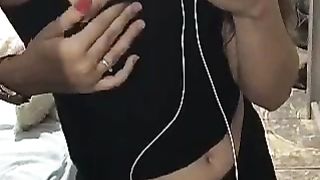 Bella adolescente che mostra le sue tette su uno specchio