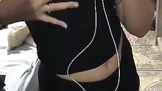 Bella adolescente che mostra le sue tette su uno specchio