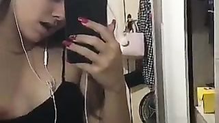 Bella adolescente che mostra le sue tette su uno specchio