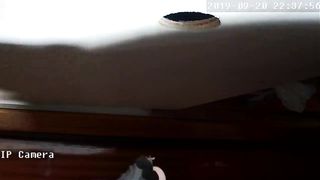 Pompa attraverso un divisorio e sborrata in bocca!