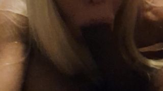 Mentre lo sbatte in bocca a trans italiana