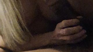 Mentre lo sbatte in bocca a trans italiana