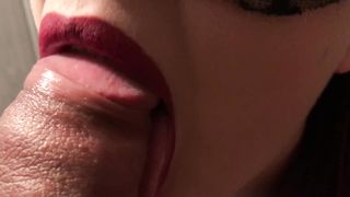 Il pompino di una bellissima ragazza in primo piano