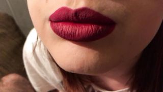 Il pompino di una bellissima ragazza in primo piano