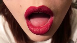 Il pompino di una bellissima ragazza in primo piano