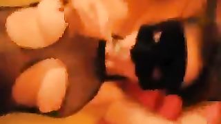 La troia beve la sborra dal cucchiaio