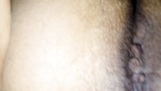 Mia moglie si masturba col vibratore la figa pelosa