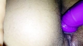 Mia moglie si masturba col vibratore la figa pelosa