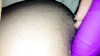 Mia moglie si masturba col vibratore la figa pelosa