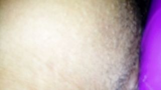 Mia moglie si masturba col vibratore la figa pelosa