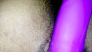 Mia moglie si masturba col vibratore la figa pelosa