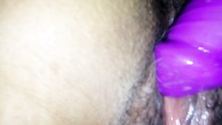 Mia moglie si masturba col vibratore la figa pelosa