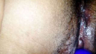 Mia moglie si masturba col vibratore la figa pelosa