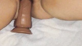 Mia moglie con un dildo nella figa