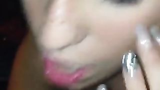 Zoccola italiana succhia cazzo in auto