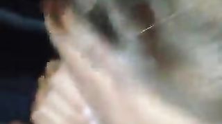 Zoccola italiana succhia cazzo in auto