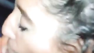 Zoccola italiana succhia cazzo in auto