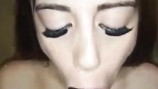 Spogliarellista italiana succhia il cazzo a un nero