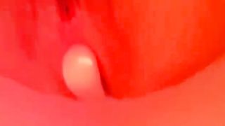 Con un tappo in culo mi masturbo la figa