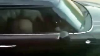 Sesso sull'auto in corsa