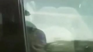 Sesso sull'auto in corsa