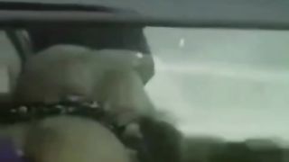 Sesso sull'auto in corsa