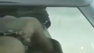 Sesso sull'auto in corsa