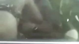 Sesso sull'auto in corsa