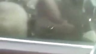 Sesso sull'auto in corsa