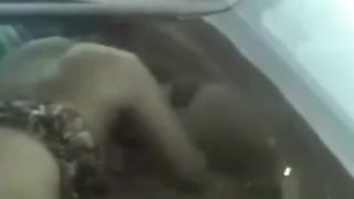 Sesso sull'auto in corsa