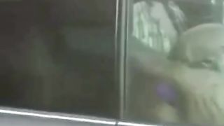 Sesso sull'auto in corsa