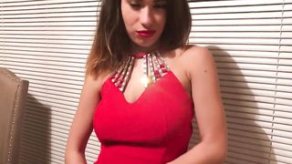 Bellissima mora succhia con le sue dolci labbra rosse