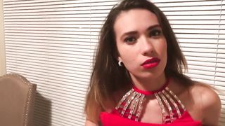 Bellissima mora succhia con le sue dolci labbra rosse