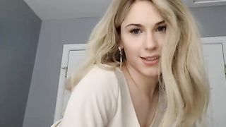Bionda con minuscole tettine si masturba in cam