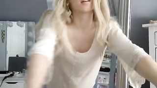 Bionda con minuscole tettine si masturba in cam