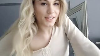 Bionda con minuscole tettine si masturba in cam