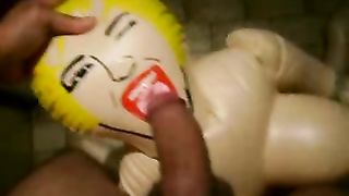 Il mio cazzo in bocca alla bambola