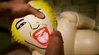 Il mio cazzo in bocca alla bambola