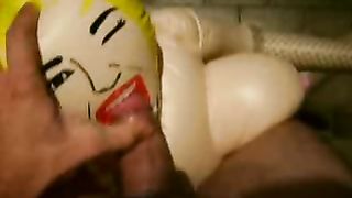 Il mio cazzo in bocca alla bambola