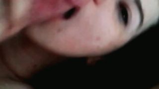 Troia pompinara adora succhiare il cazzo e leccare le palle!!