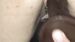 Iniziano giocando con un grosso dildo