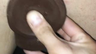 Iniziano giocando con un grosso dildo