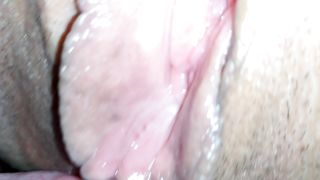 Lecco la fica a quella gran troia di mia moglie...