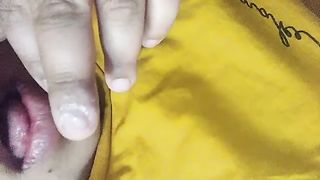 Succhia il dito come se succhiasse il mio cazzo