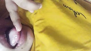 Succhia il dito come se succhiasse il mio cazzo