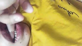 Succhia il dito come se succhiasse il mio cazzo